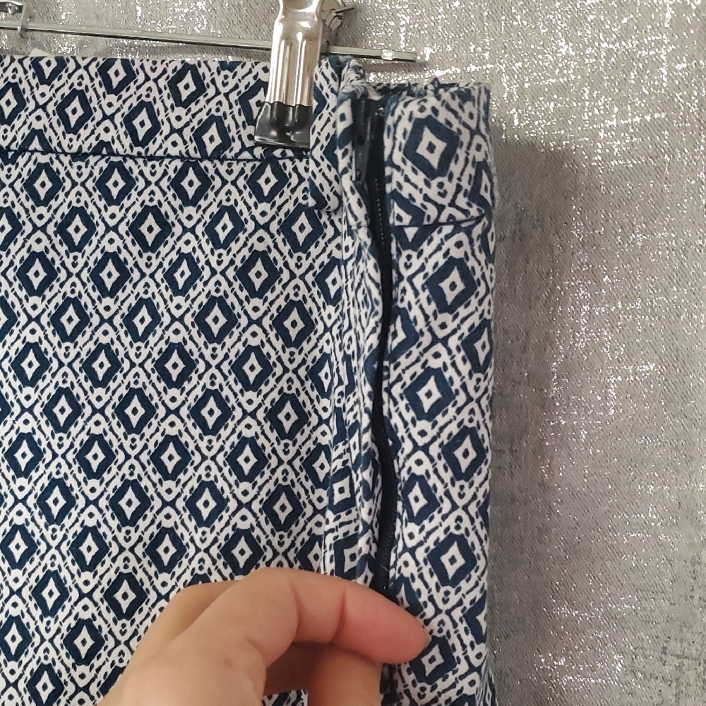 H&M Blue and White Patterned Cropped Pants - Picture 6 of 9